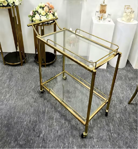 Chariot de bar à trois niveaux en métal doré glamour, avec des plateaux en verre blanc, disponible à prix de gros. - Product Image 2