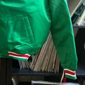 Vestes universitaires en satin de soie tendance à la vente chaude, logo personnalisé en couleur, veste universitaire en satin pour hommes, fabriquée au Pakistan - Product Image 4