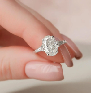 Bague de fiançailles en or massif 14 carats à trois pierres pour femmes bijoux de mariage romantiques Baguette ovale et piégée anniversaire cultivé en laboratoire - Product Image 4