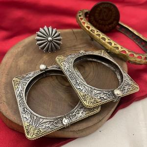 Conjunto de brazaletes cuadrados de plata oxidada a la moda, diseño para mujer para fiesta de boda, colección étnica tradicional y de recepción - Product Image 1