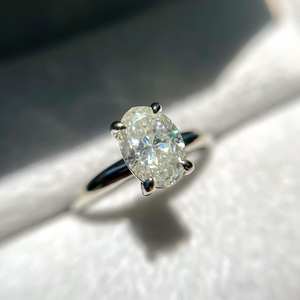 แหวนหมั้นเพชรโมอิสทรงรีตัดขนาด6x8มม. โซลิแทร์สี่ง่าม | เครื่องประดับเจ้าสาวสีทองเงิน - Product Image 1