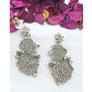 Ensemble de boucles d'oreilles longues en laiton plaqué argent de luxe de haute qualité avec pierres CZ pour femmes, idéal pour les mariages, les fiançailles et les soirées, tendance - Product Image 1