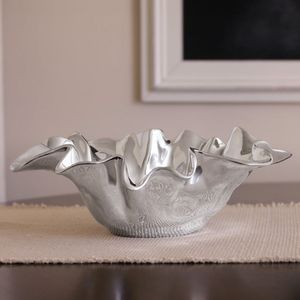 Bol en fonte d'aluminium robuste, parfait pour la présentation des repas à domicile, offrant une grande durabilité métallique pour une utilisation intensive. - Product Image 1