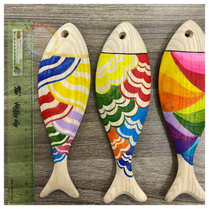 Tallado de peces de madera flotante sostenible: auténtica decoración hecha a mano para entusiastas acuáticos - Product Image 6