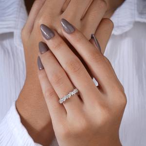 Elegante anillo de banda con diamantes dorados para mujer, diseño de anillo moderno y elegante para uso diario, joyería premium con estilo. - Product Image 2