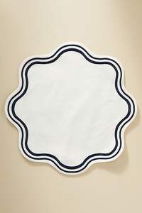 Élégants sets de table en lin faits à la main avec broderie pour la décoration de la salle à manger et les réunions de famille - Product Image 1