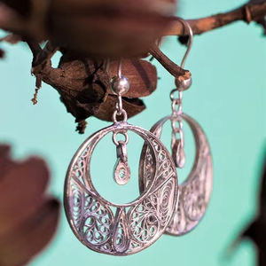 ต่างหูเงินลายฉลุแบบชานด์บาลี งานฝีมือคุณภาพสูงจากอินเดีย สำหรับผู้หญิง แฟชั่นทันสมัย ประดับด้วยกลิตเตอร์วิบวับ - Product Image 1