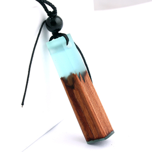 Nouveau design de charme en bois et résine design unique vente en gros de pendentif type collier collier accessoires de bijoux de mode pour femmes - Product Image 3