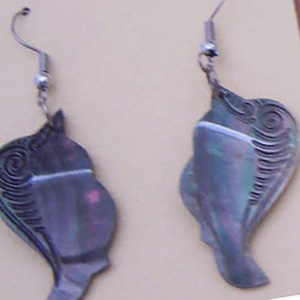 ต่างหูห้อยรูปปลาสลักลายศิลปะจากเปลือกหอย สแตนเลสสีดำ ขนาด 25 มม. ลายปลา - Product Image 2