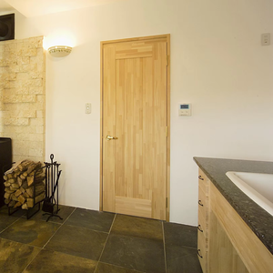 Cadre de porte en bois massif de pin indonésien au design traditionnel moderne, stratifié, vente en gros - Product Image 4