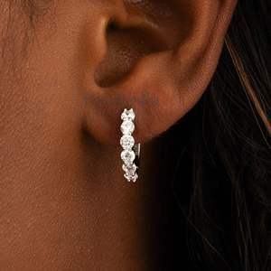 Pendientes de diamantes redondos de Plata de Ley 925 de joyería fina para mujer, diseño de aro helado - Product Image 1