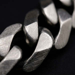 Bracelet de luxe en maille cubaine plate épaisse, brossé avec des bords biseautés argentés, chaîne entrelacée, fermoir boîte - Product Image 2