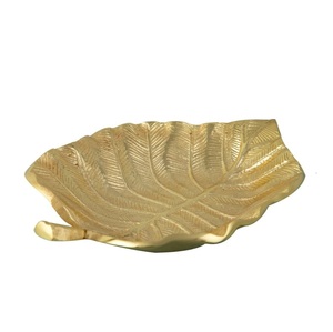 Plateau de service en aluminium coulé à la conception de feuille d'or pour le dessus de table servant des aliments et des fruits plateau en métal - Product Image 1