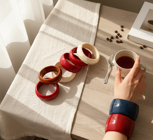 Bracelets en résine de couleurs mélangées en gros |   Bracelets en acrylique de formes et tailles assorties pour femmes |   Bijoux fantaisie en gros fabriqués en Inde - Product Image 3