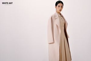 เสื้อโค้ทตัวยาวเย็บด้วยมือแบบหรูหราสำหรับ2024เสื้อโค้ทผ้าอะคาเซียทำมือ90% ผ้าขนสัตว์แคชเมียร์10% สีขาวมดเวียดนาม - Product Image 5