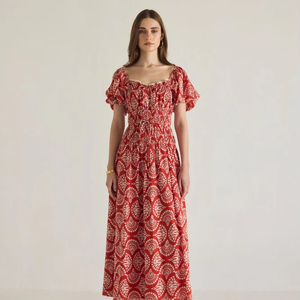 Meilleure vente Robe longue superbe imprimé géométrique rouge terre cuite avec charmante robe ornée d'un décolleté en cœur - Product Image 1