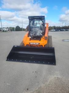 Chargeur compact sur chenilles DEVELON DTL35 2024 avec composants Huade, haute efficacité, godet de 45L, moteur, boîte de vitesses, pompe - Product Image 2