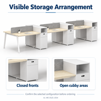 Bureau de travail double face avec dessus en bois clair, écrans d'intimité gris et rangements blancs pour bureaux partagés