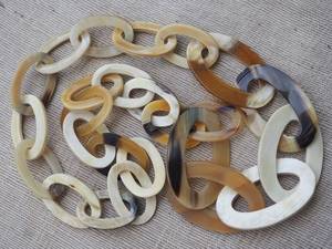 Collier chaîne en corne de buffle naturelle polie fait main, maillons ovales surdimensionnés légers, écologique, style tribal affirmé - Product Image 3