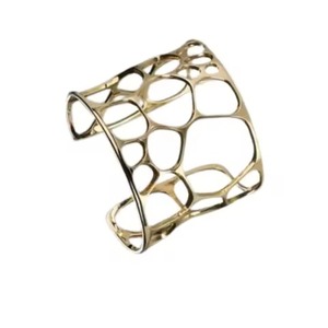 Nouvel arrivage Rond de serviette en métal avec motif de feuille Décoration de table pour la maison et le restaurant Rond de serviette de mariage tendance - Product Image 3