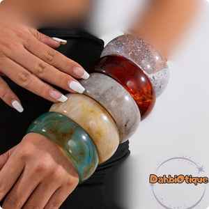 Elegantes brazaletes de resina transparente con coloridas hojas secas y lámina dorada para accesorios diarios de mujer - Product Image 2