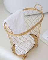 Panier à linge compact en fer pour les dortoirs, aide les étudiants à organiser efficacement et soigneusement leurs vêtements