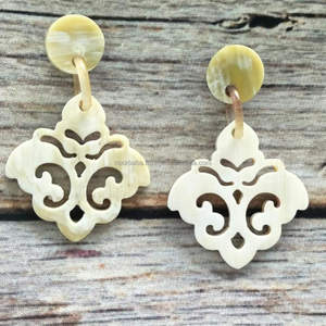 Ensemble de deux boucles d'oreilles en corne de buffle de meilleure qualité Bijoux artisanaux de style amour avec boucles d'oreilles en corne exclusives en agate - Product Image 2