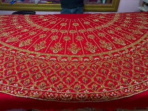 Tela de Lehenga Nupcial 100% Algodón, Bordada a Mano, Línea A, Rojo, con Lentejuelas Zari, Trabajo de Ilusión de Perlas y Cristales, Falda Midi - Product Image 2