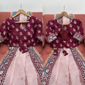 Bordado Sari de seda suave de diseñador indio y trabajo de secuencia con trabajo elegante en la frontera, Sari de ropa de boda de diseñador. - Product Image 3