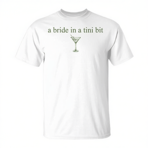 T-Shirt 'Bride-to-Be Tiny Bit Bride' per Cocktail Martini e Addio al Nubilato - Regalo Promozionale per la Festa Nuziale - Product Image 2