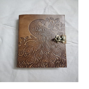 Diarios de cuero hechos a medida con diseño de pavo real en relieve y cubiertas impresas ideales para su reventa por las tiendas de artículos de revistas - Product Image 1