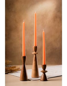 Juego de candelabros de madera natural con tonos cálidos, ideales para cenas románticas y decoración de iluminación ambiental. - Product Image 5