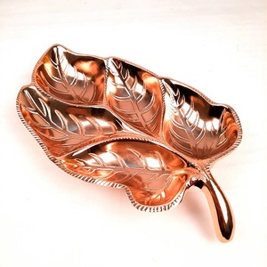 Bandeja DE SERVICIO DE Metal chapada en oro rosa hecha a mano con diseño de lujo moderno, bandeja de servicio comercial apta para microondas y lavavajillas - Product Image 1