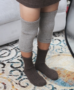 Calentador de piernas cómodo de manga de rodilla de lana de oveja gris Natural duradero para soporte de rodilla de ancianos y alivio del dolor - Product Image 6