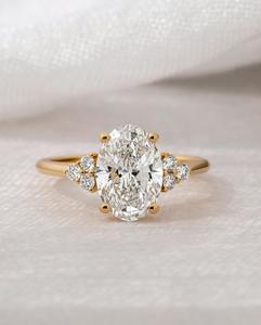 Anillo de compromiso de racimo de CZ blanco de corte ovalado de 12x8mm con piedras de acento redondas banda de oro nupcial boda aniversario joyería de mujer - Product Image 1