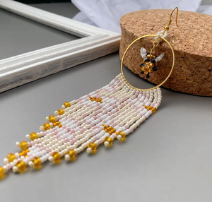 Pendientes de cuentas Sweet Honey Bee-pendientes de cuentas de semillas-pendientes de estilo bohemio con flecos de cuentas-regalo perfecto para ella - Product Image 1