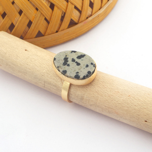 Anillo de promesa natural dálmata jaspe forma de huevo acabado cepillado collar ajuste anillo latón 18K chapado en oro accesorios femeninos anillo - Product Image 2