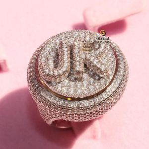 Merveilleuse bague personnalisée Hip Hop avec nom de lettre glacé rehaussée d'or blanc 10 carats et de diamants de laboratoire VVs taille ronde pour hommes - Product Image 2