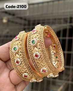 Bracelets en métal Rajwadi de qualité supérieure avec motifs floraux gravés Pierres vertes et rouges Parfait pour les célébrations de mariage et les festivals - Product Image 1