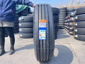 Neumático comercial 295/75R22.5 que ofrece una tracción profunda y una durabilidad reforzada para el transporte de carga exigente. - Product Image 2