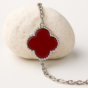 Pulsera de Cadena con Engaste de Trébol de Ónice Rojo Clásico de Rhaya Jewels, Plata de Ley Chapada en Rodio, 3.96g, Compromiso Infantil - Product Image 3