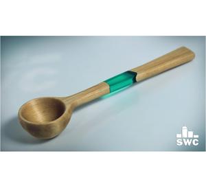 Cuillère en bois et résine faite à la main pour la cuisine et la salle à manger - Product Image 1
