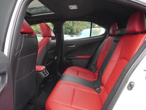 2022 L-e-x-u-s U X Hybrid 250H F Sport AWD bajo kilometraje y precio asequible en stock listo para su envío - Product Image 6