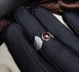 แหวนเงินแฮนด์เมด925ลายใบโกเมนสีแดงประดับด้วยโรเดียมสำหรับสุภาพสตรีสำหรับงานแต่งงาน - Product Image 2