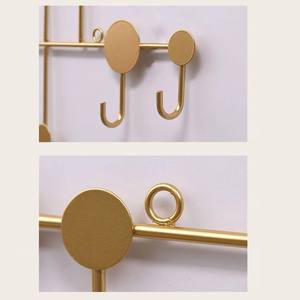 Porte-manteau mural moderne en métal avec accents ronds pour accrocher les clés, les sacs, les accessoires et ajouter une organisation élégante aux espaces de la maison - Product Image 4