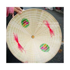 COMMERCE MONDIAL NON LA HAT CHAPEAU VIETNAMIEN TRADITIONNEL FEUILLE DE PALMIER VENTE EN GROS POUR LA DÉCORATION DE FÊTE SOUVENIR CHAPEAU ANTI-SOLEIL DE PALME - Product Image 1