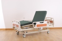 Lit d'hôpital manuel à deux manivelles avec dossier réglable et barrières latérales de sécurité robustes en métal pour usage quotidien en soins aux patients hospitalisés