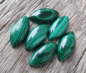 Venta al por mayor, gemas con parte posterior plana de malaquita Natural Certificada por IGI, cabujón en forma de marquesa en color verde, tamaños calibrados, piedras preciosas sueltas - Product Image 1