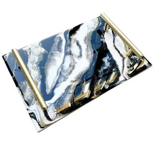 Bandeja de Servir Cuadrada Moderna y Elegante Hecha a Mano con Esmalte y MDF, con Asas Metálicas Atractivas y Ligeras - Product Image 1