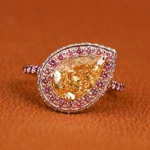 Anillo de compromiso con diamante cultivado en laboratorio con corte pera amarillo y halo de diamantes rosas redondos, piedra decorativa glamorosa, chapado en oro de 14 quilates - Product Image 1